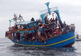 إنقاذ نحو 900 مهاجر غير شرعي